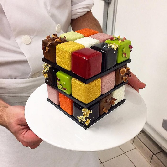 Elképesztő Rubik-kocka tortákat készít egy francia cukrász