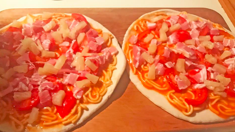 Kitört az újabb pizzabotrány: az új-zélandi miniszterelnök spagettit tett a pizzára