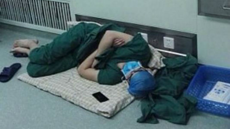A kórházi folyosón aludt el 28 órás műszakja után a sebész 