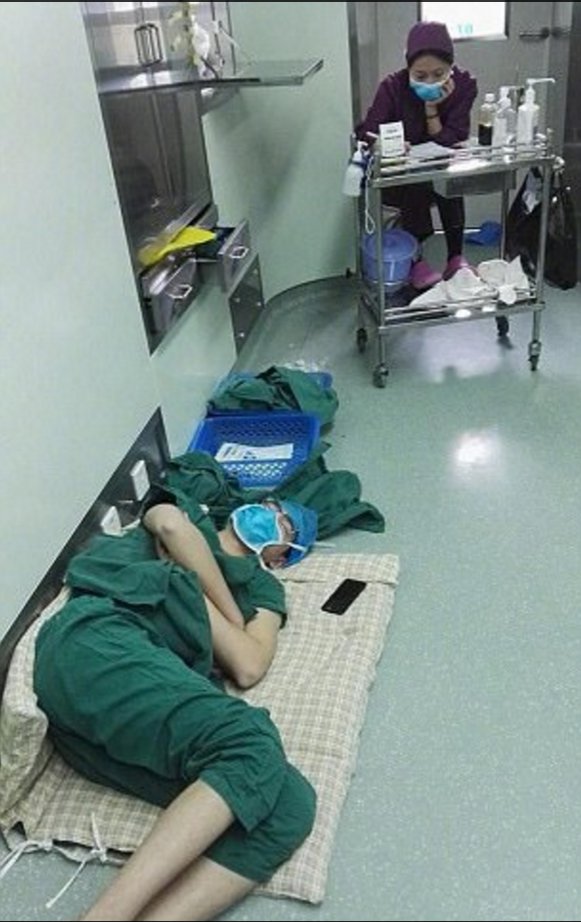 A kórházi folyosón aludt el 28 órás műszakja után a sebész 