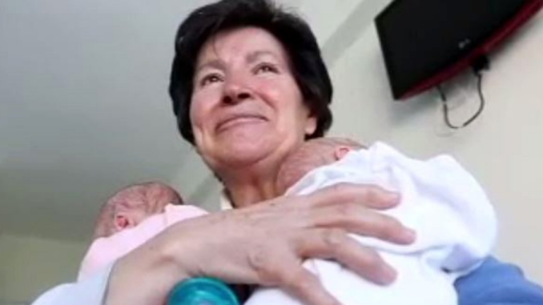 Elvették újszülött ikreit a 64 éves édesanyától