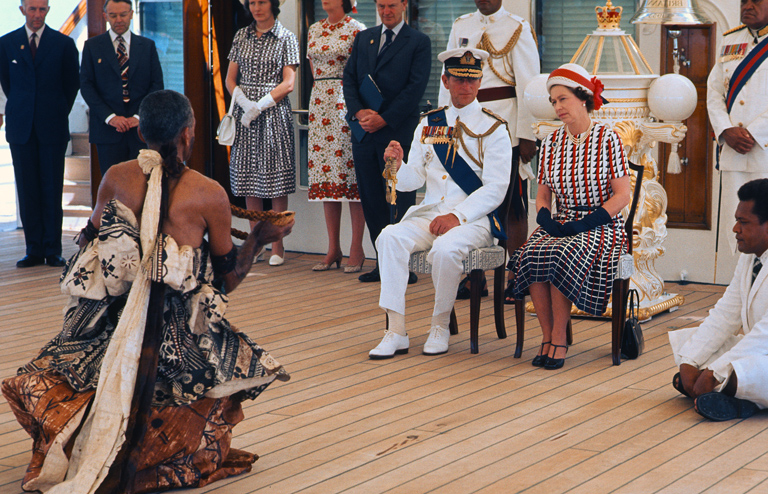 II. Erzsébet brit királynő és Fülöp edinburgh-i herceg a Fidzsi-szigeteken (Fotó: Anwar Hussein/Getty Images)