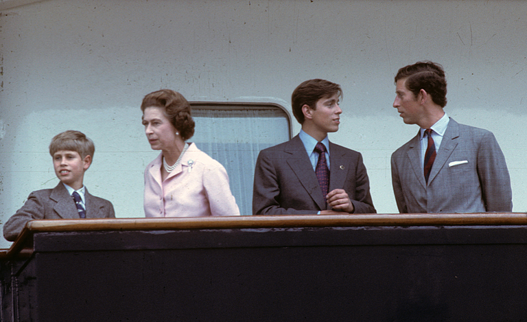 II. Erzsébet brit királynő és fiai a Britannia fedélzetén (Fotó: Anwar Hussein/Getty Images)