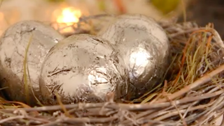 Készíts elegáns húsvéti tojásokat, egyszerű háztartási kellékekből