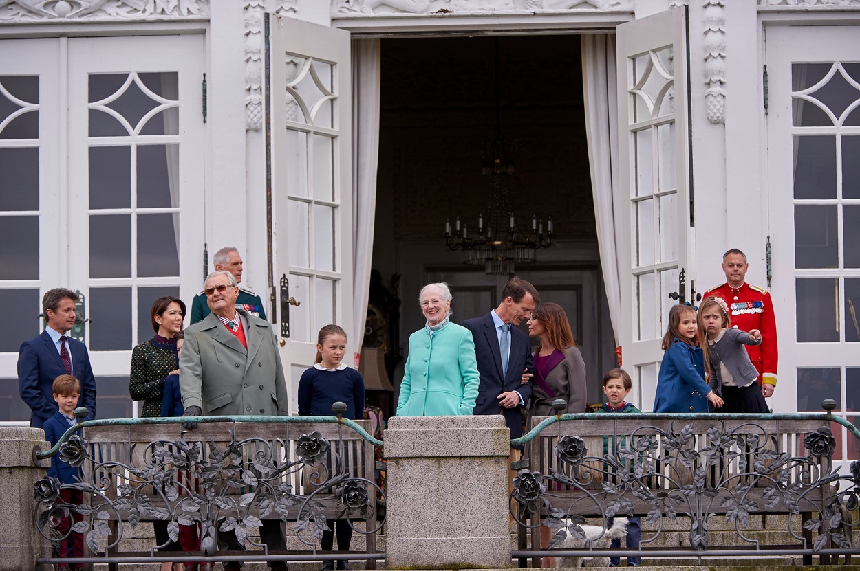 A 77 éves Margint dán királynő unokái szétcukiskodták a nagyi születésnapját - fotók