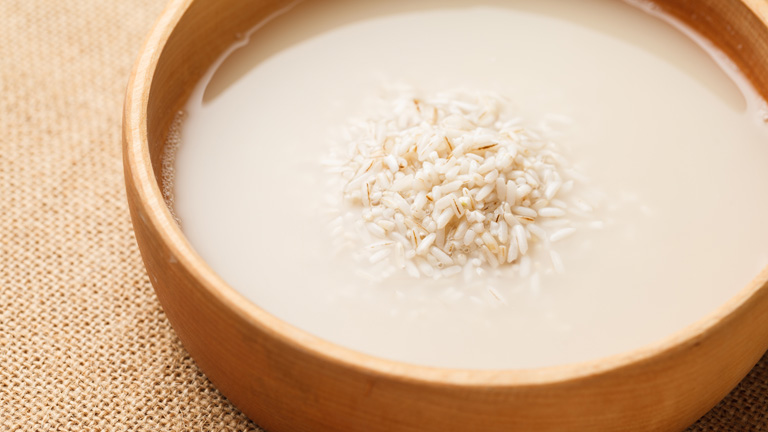 A legolcsóbb hajápoló, amit csak elkészíthetsz és még hatásos is: erjesztett rizslé