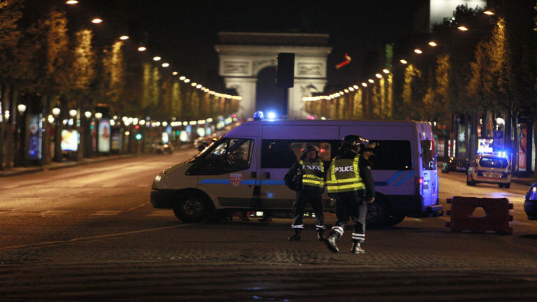 Azonosították a férfit, aki este lövöldözött Párizs belvárosában