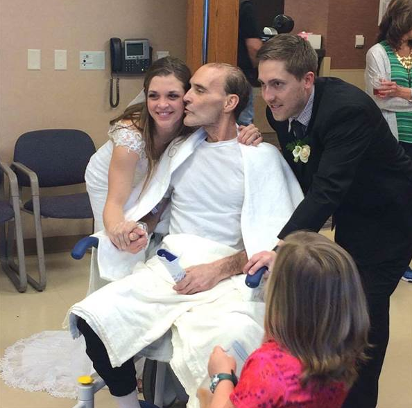 Pár órán belül a lánya esküvőjét és a fia diplomaosztóját is láthatta a halálos beteg orvos 