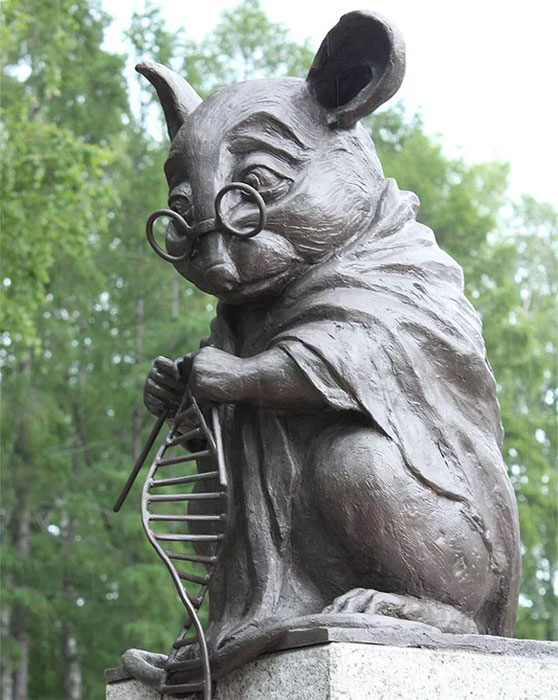 A novoszibirszki Citológiai és Genetikai Intézet mellett külön szobrot állítottak a laboratóriumi egereknek és patkányoknak (Fotó: imgur.com
