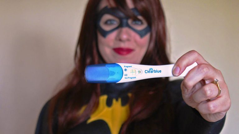 Batmanes fotókkal jelentette be a terhességet egy fiatal pár - most az egész net őket imádja