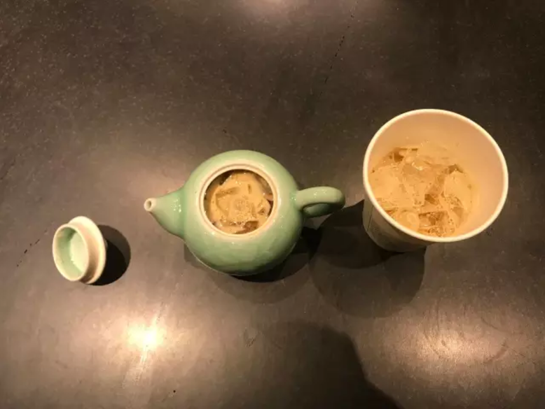 A baristák réme: furcsábbnál furcsább edényekbe kéri a kávét a Starbucksban egy srác