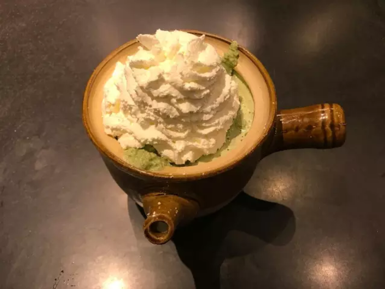A baristák réme: furcsábbnál furcsább edényekbe kéri a kávét a Starbucksban egy srác