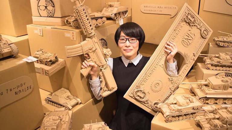 Őrült menő kartondoboz-szobrokat készít a japán művész