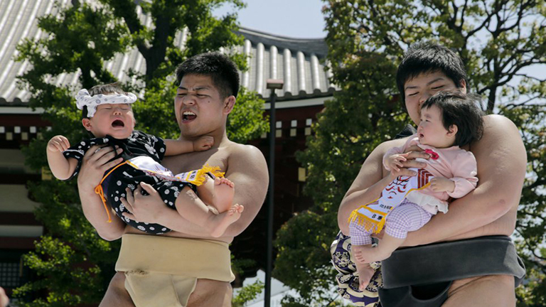 Hangosan síró kisbabák versenyeznek Japánban