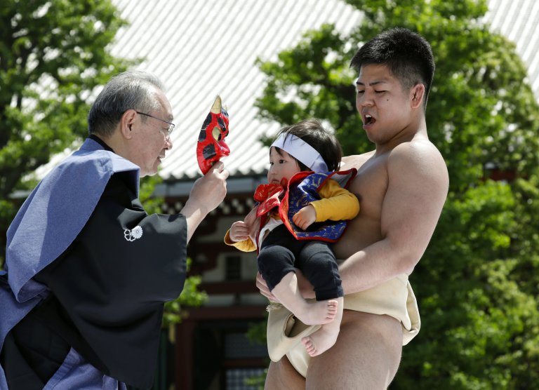 Hangosan síró kisbabák versenyeznek Japánban