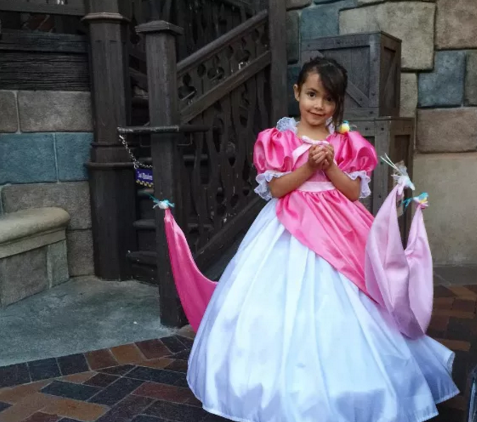 Saját készítésű Disney- jelmezei mentették meg a hajléktalan apát és családját