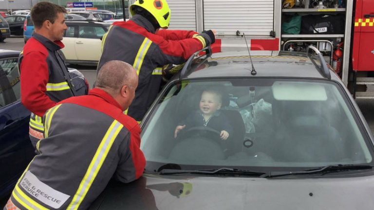 Bezárta magát az autóba, tűzoltók szabadították ki a 14 hónapos kisfiút