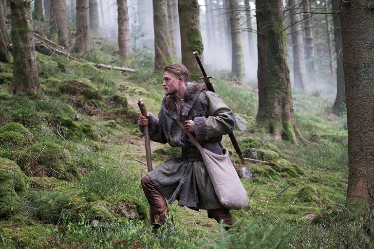 Charlie Hunnam az Arthur király - A kard legendája c. filmben
