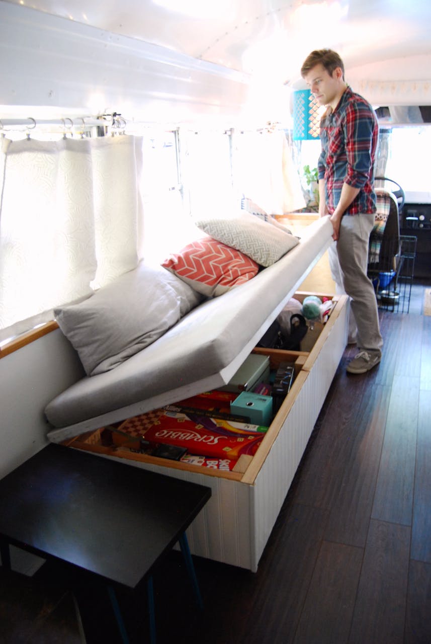 Egy hupikék iskolabuszból varázsolt álomotthont a fiatal pár
