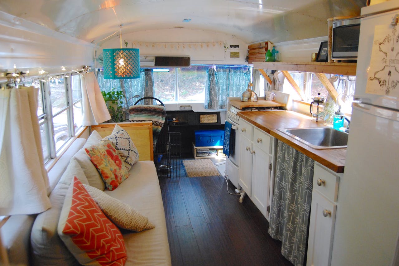Egy hupikék iskolabuszból varázsolt álomotthont a fiatal pár