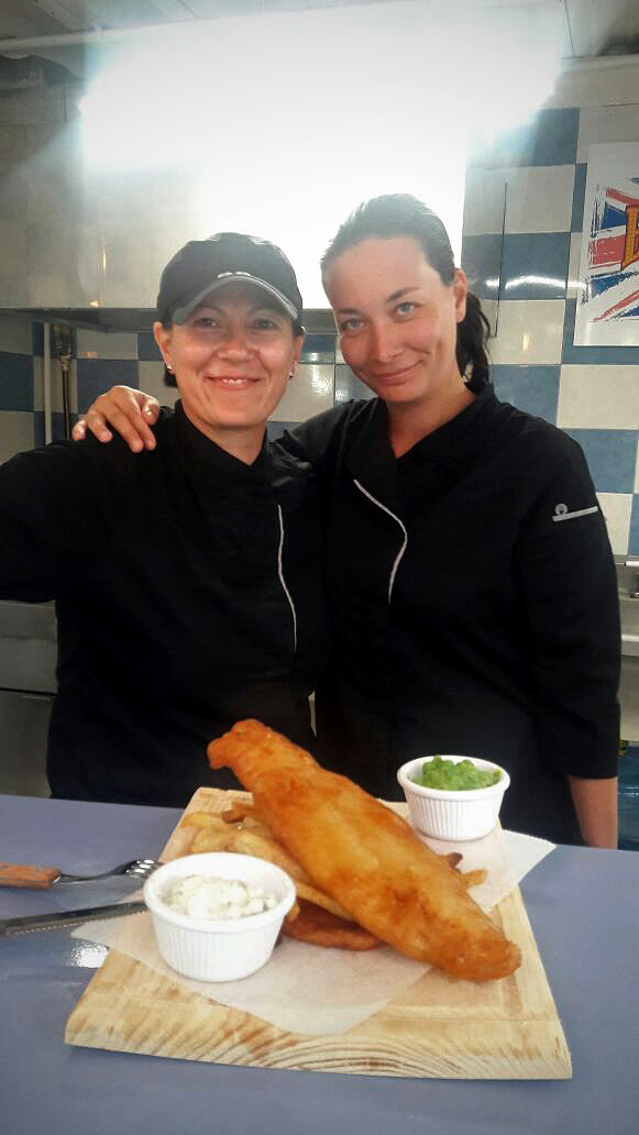 Magyar lányok, akik feladva munkájukat Mexikóban készítenek csirkepörköltet