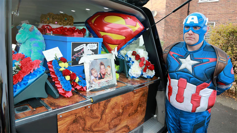 Amerika Kapitánynak öltözött férfi egy szuperhősös tematikájú temetésen (Fotó: Co-op Funeralcare)