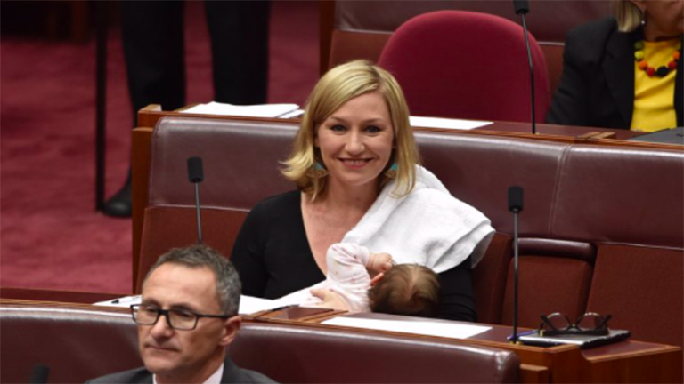 Először szoptattak kisbabát az ausztrál parlamentben