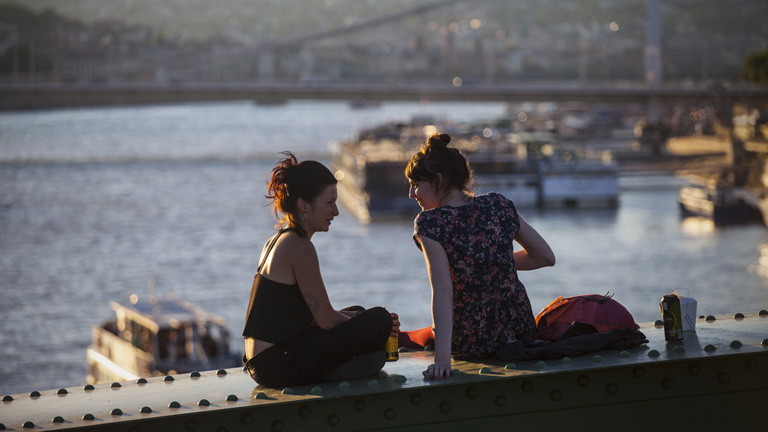 A nyári hétvégéken újra lehet hippiskedni a Szabadság-hídon