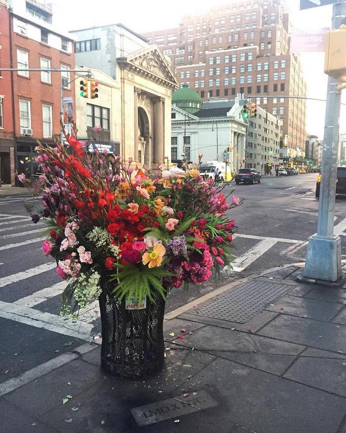 Valaki hatalmas vázáknak nézte a kukákat New Yorkban