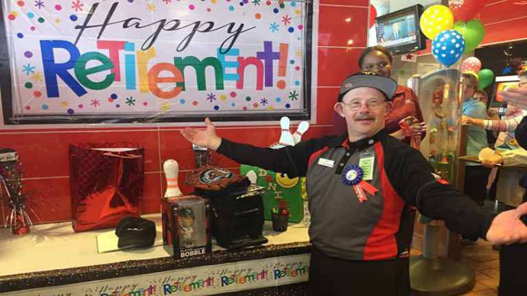 Meglepetés bulival ünnepelte a McDonald's a Down-szindrómás dolgozót