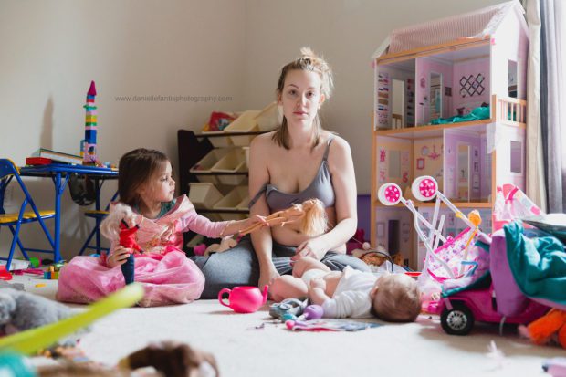 Őszinte fotókat posztolt a szülés utáni depresszióról egy anyuka