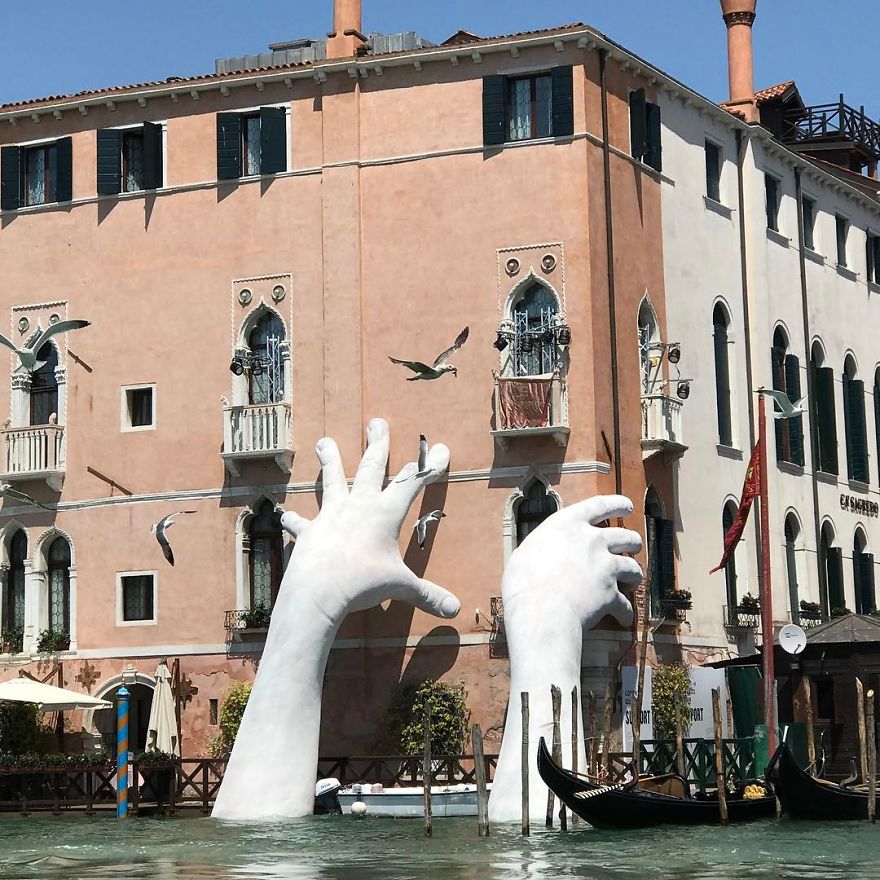 Hatalmas kezek nyúlnak ki a velencei kanálisból a klímaváltozás ellen