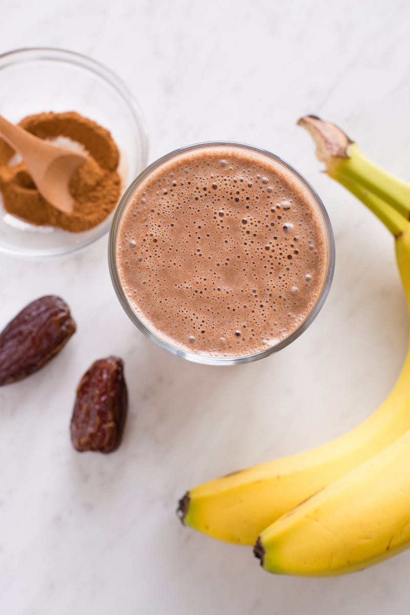 Ez lesz a kedvenc nyári egészséges finomságod: vegán csokis-datolyás smoothie