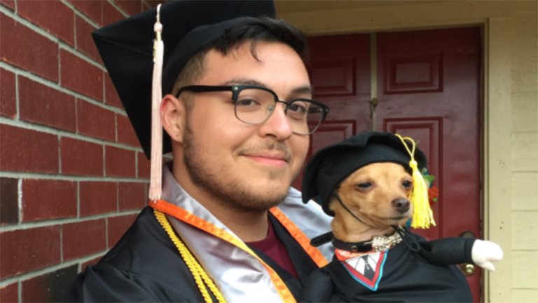 A világ legképzettebb kutyája cukiságból diplomázott