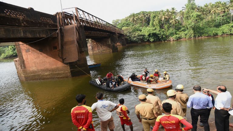 Leszakadt a híd az öngyilkosjelöltért izguló tömeg alatt