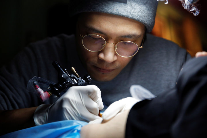 A művész ingyen készít tetoválást a császáros anyukáknak