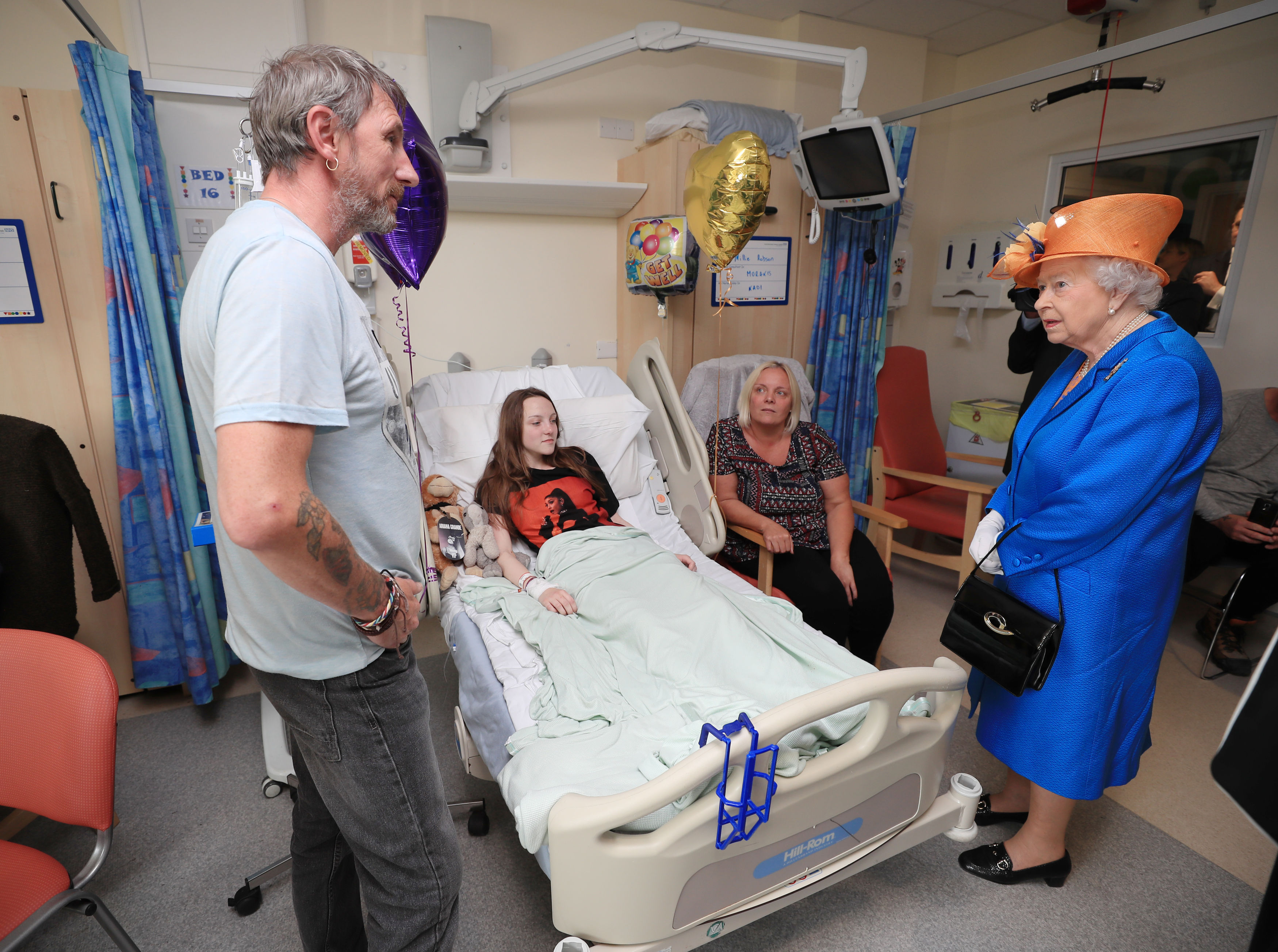 Meglátogatta a királynő a manchesteri merényletben megsérült gyerekeket