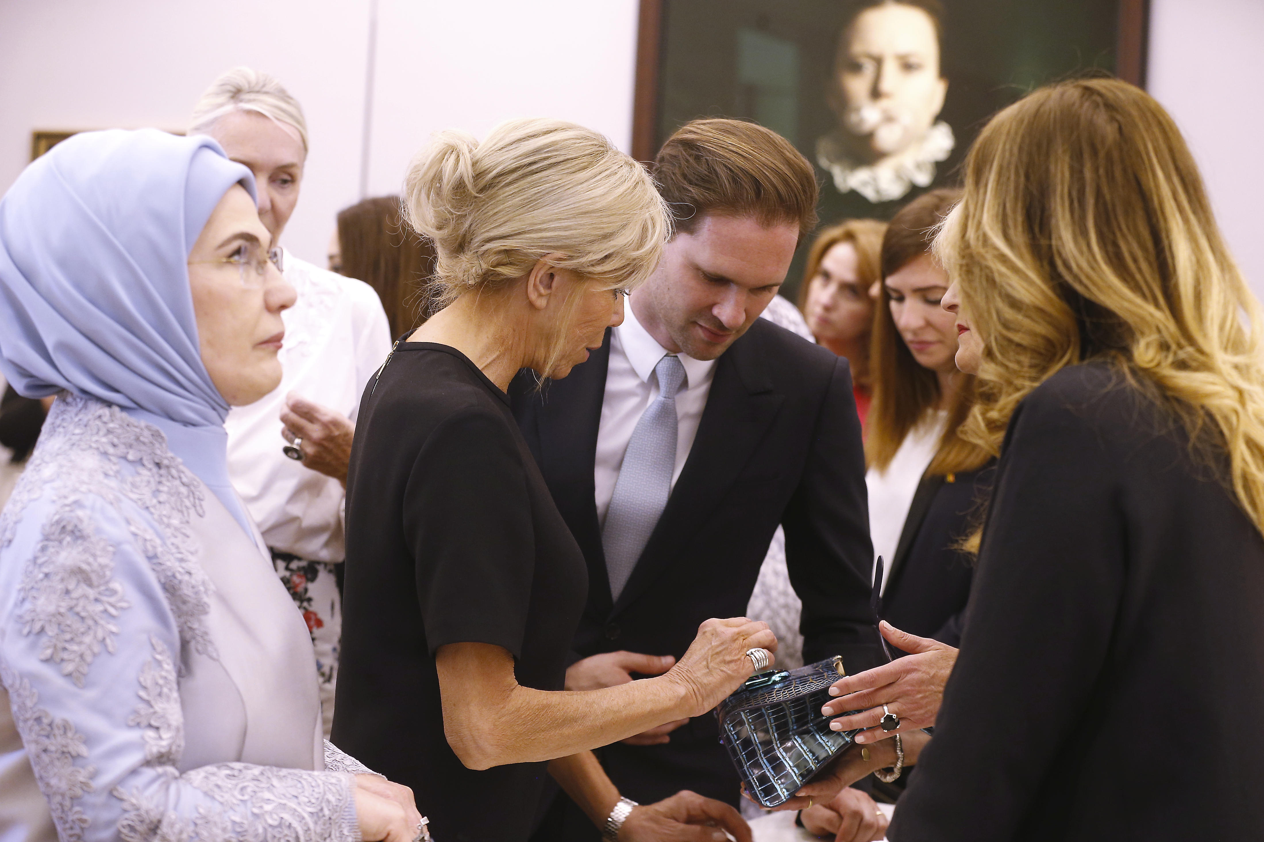 Luxemburg meleg miniszterelnökének férje jól érzi magát a first ladyk közt