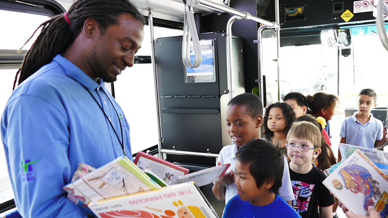 Többezer könyvvel lepte meg az iskolásokat a jó fej buszsofőr