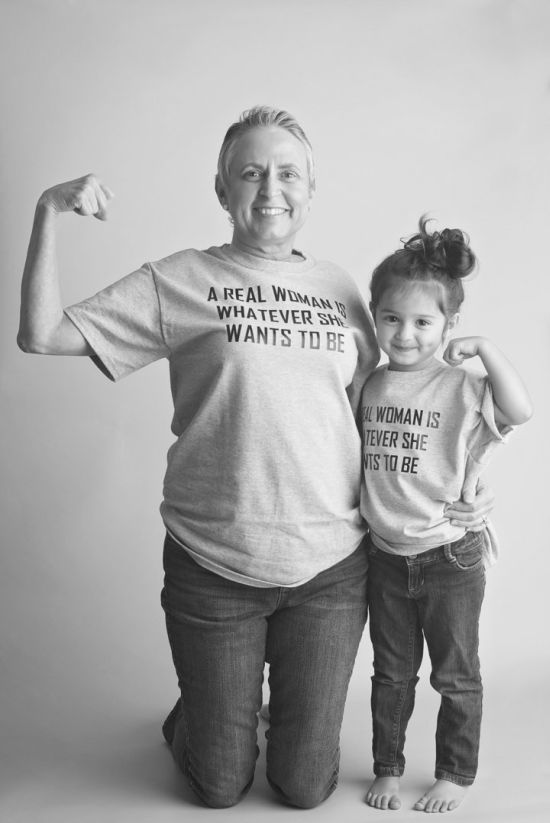 Az unokájával ünnepli a nagyi, hogy legyőzte a rákot - fotók