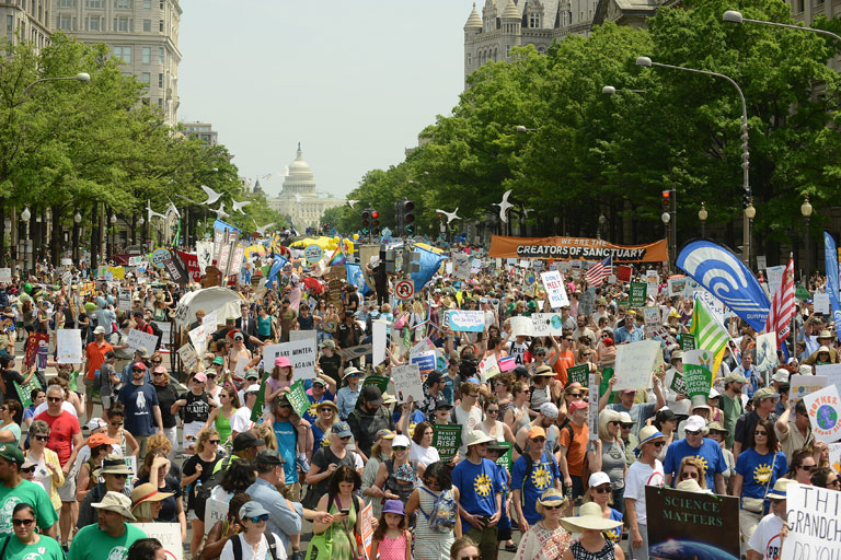 A Climate March nevű nemzetközi megmozdulás tiltakozói Washingtonban (és világszerte) demonstráltak Trump szándékai ellen (Fotó: Getty Images)