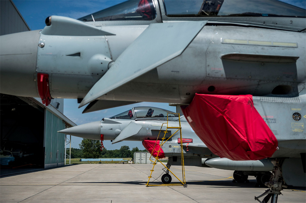 Két brit Eurofighter Typhoon típusú vadászgép a Magyar Honvédség pápai bázisrepülőterén - FOtó