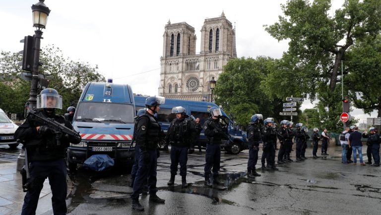 Kalapáccsal támadt egy terrorista a Notre-Dame-nál