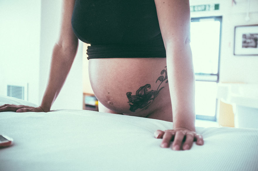 Intim fotókon örökítette meg első gyereke születését