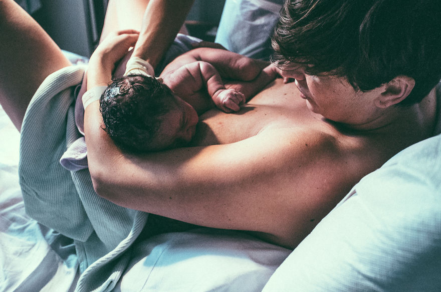 Intim fotókon örökítette meg első gyereke születését