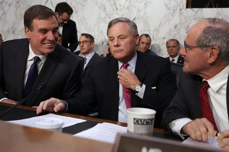 A Szenátus hírszerzési bizottságának elnöke Richard Burr (középen), Mark Warner (b.) és James Risch szenátorok között (Fotó: Getty Images)