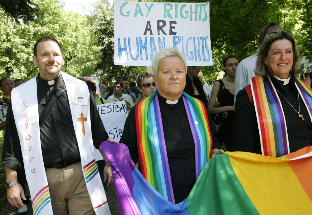 A Metropoitan Egyház papjai a lettországi Gay Pride felvonuláson (Fotó: Janek Skarzinsky/AFP)