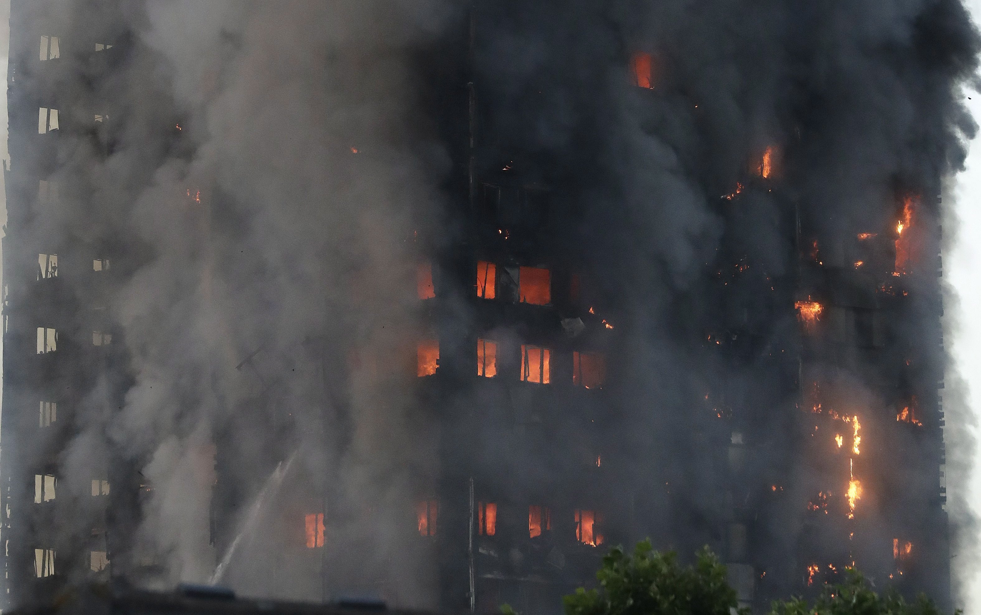 Londoni tűzvész: emberek égtek halálra a toronyházban