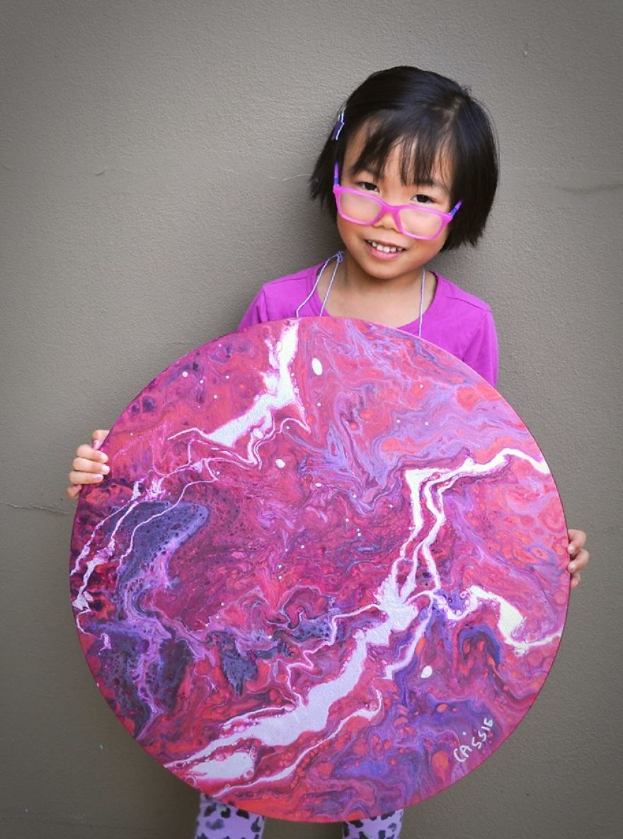 Káprázatos festményeket készít az 5 éves kislány