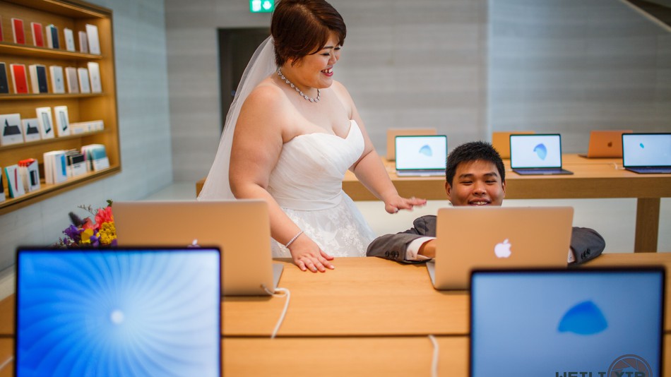 Egy Apple boltban készítette az esküvői fotóit ez a pár 